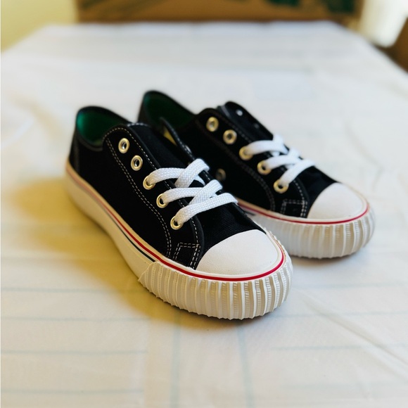 PF Flyer classic center lo new in box - Picture 2 of 6